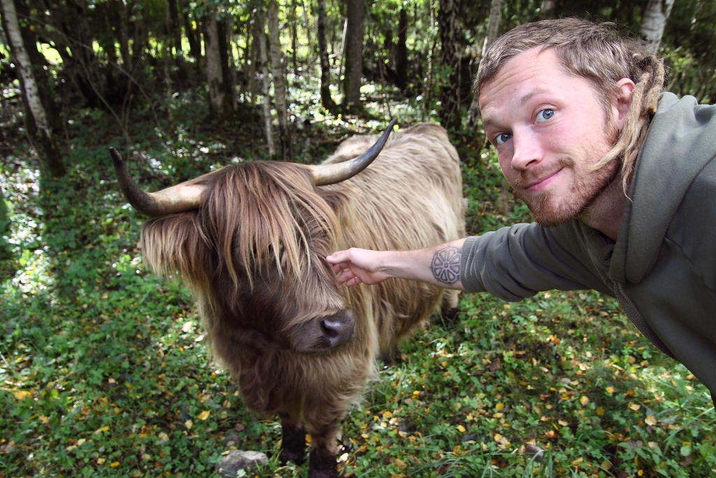 Dabas bērns. Šāds apzīmējums piestāv gulbenietim, pasaules apceļotājam Aigaram Safronovam. Ne jau vienmēr jāceļo tālu, lai izjustu prieku un mielotu acis. Reizēm pietiek ar paceļošanu savā novadā, Latvijā vai netālu no tās robežām. Šī amizantā fotogrāfija tapusi Sāremā, kur Aigars bija aizceļojis kopā ar brāli Edgaru un viņa sievu Klēru. 
Autors: no personiskā arhīva  