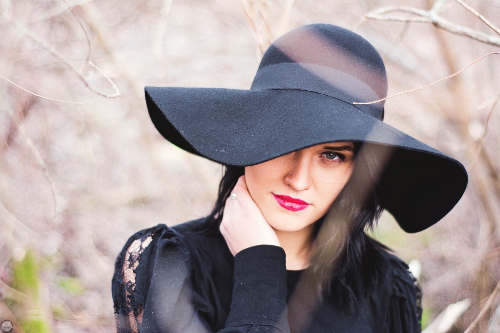 Simona Zelča iedvesmojas spontāni un no visneparastākajām lietām, vietām un situācijām. Viņa pamana visu un redz skaistumu arī tur, kur neviens cits varbūt nespēj saskatīt.   
Autors: no personiskā arhīva