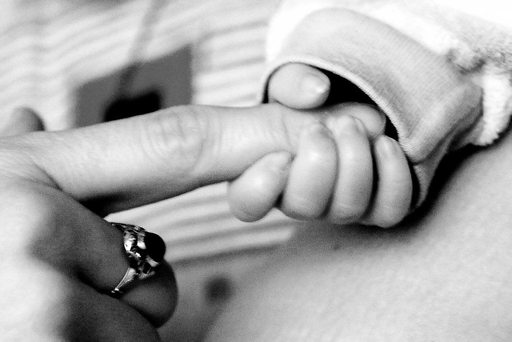 Ja izveidojies egoists, narcisiņš, nespējīgs uzņemties atbildību par ģimeni un novērtēt dzīvesbiedres personību, iemesls nereti ir akla mātes mīlestība.
Autors: no kindesentzug24.com