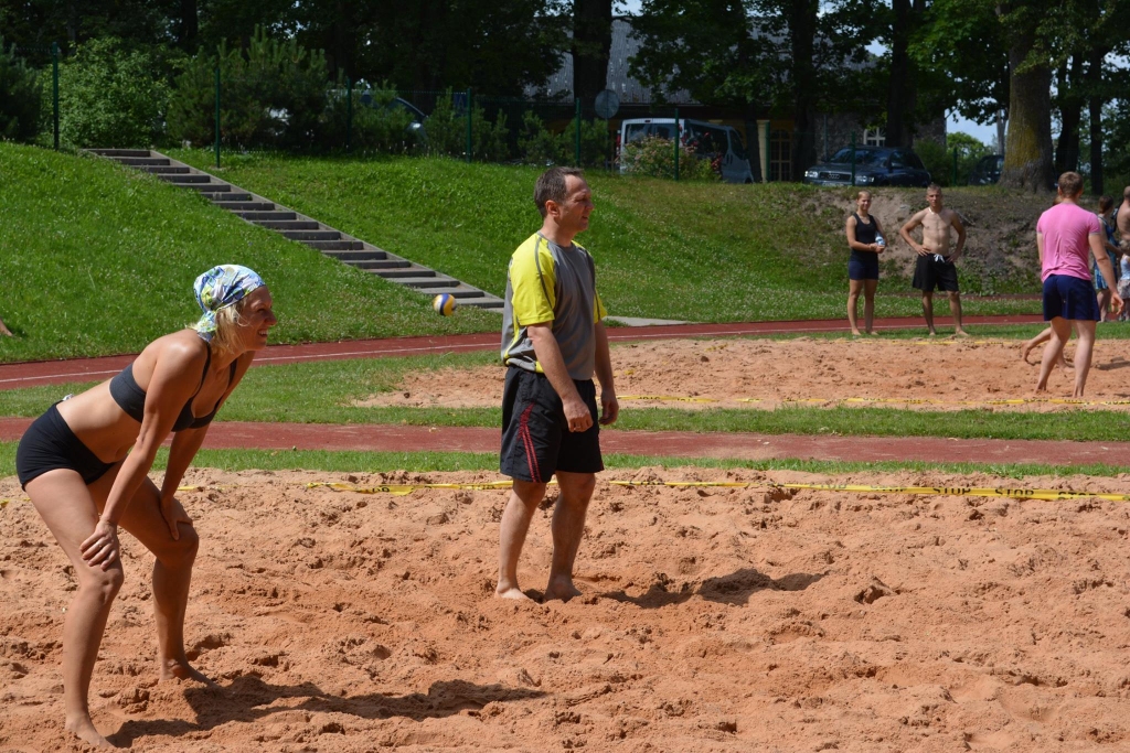 Lizumā volejbols ir ļoti iecienīts sporta veids. Sacensībās startēja arī pārvaldes vadītājs Uģis Aigars un sporta organizatore Liene Ķikuste. 
Autors: no personiskā arhīva 