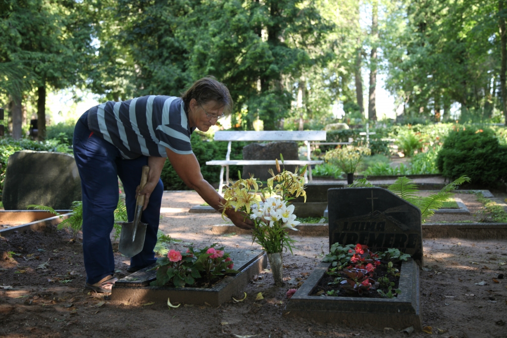 Ilona Deksne regulāri dodas uz Gulbenes vecajiem kapiem, lai aprūpētu tuvinieku atdusas vietas. Arī pirms kapusvētkiem viņa steidz sakopt kapu kopiņas. „Te guļ mani senči. Nesen apglabāju arī māsu. Kad atnāku pie viņu atdusas vietām, domās sarunājos,” saka I.Deksne.  
Autors: Evita Brokāne