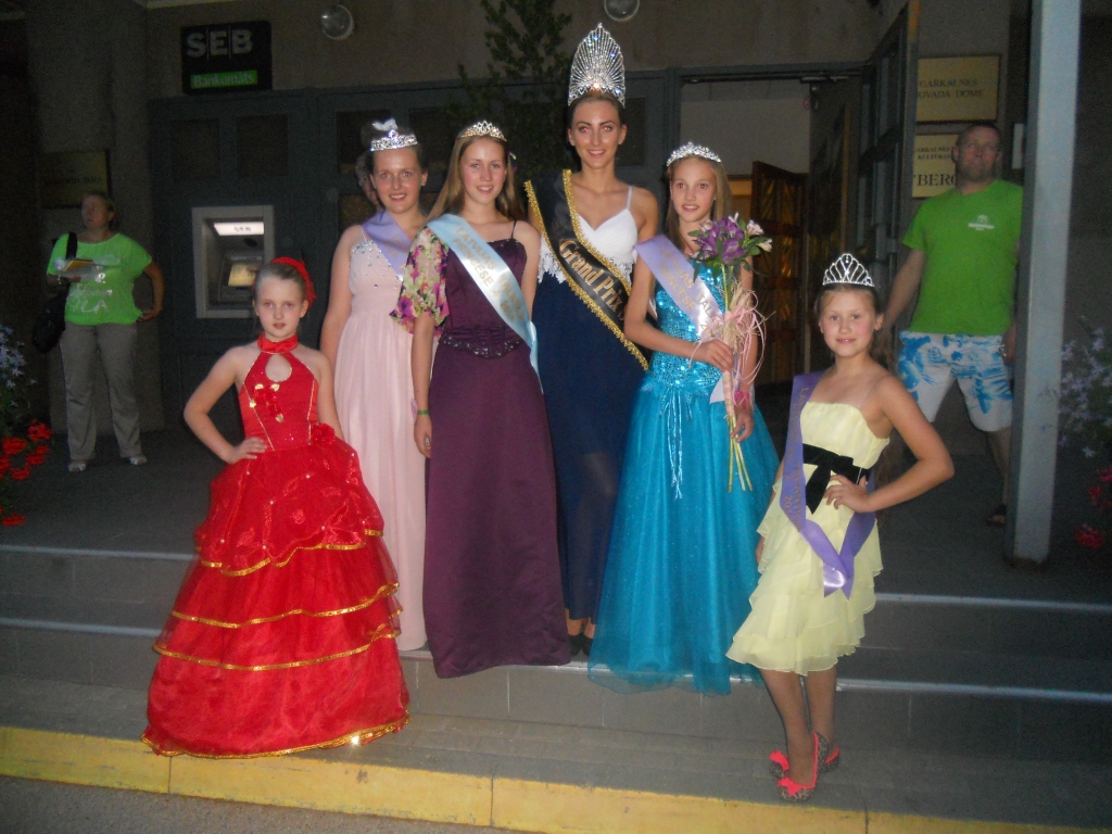 Visas Gulbenes meitenes ir talantīgas! Uz pasākumu Berģu kultūras centrā devās gan uzaicinātās festivāla dalībnieces, gan titulētās viešņas, kas plūkušas laurus festivālā jau iepriekšējos gados (no kreisās): Megija Kaļva, Zigrīda Kručena, Līva Ejuba, Elīza Ļistopada, Megija Zīberga, Terēze Putene.
Autors: no personiskā arhīva