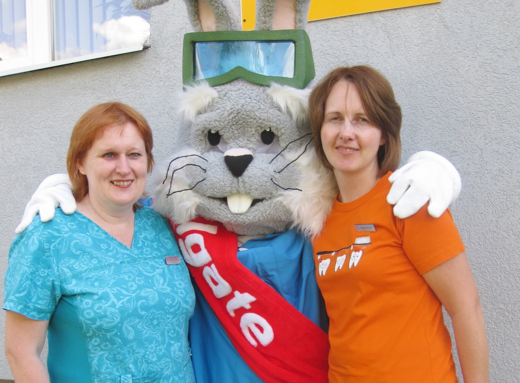 Pilsētas svētku laikā dakteris Trusis iedrošinās bērnus nebaidīties apsēsties zobārsta krēslā. Savukārt jaukas un laipnas zobu higiēnistes Iveta Zvirgzdiņa (no kreisās) un Sintija Ķikuste nevienam neatteiks konsultācijas par mutes un zobu veselību. Viņas ikdienā ir sastopamas Mutes veselības centrā.
Autors: Inita Savicka