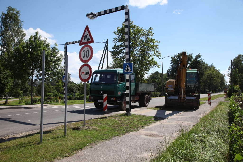 Tā kā rekonstrukcijas darbi jau ir sākušies, ielā ir izvietotas ātrumu ierobežojuma zīmes.
Autors: Evita Brokāne