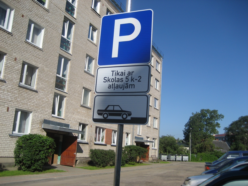 Izveidots pirmais privātais automašīnu stāvlaukums Skolas ielas masīvā Gulbenē. Pilsētas pārvalde šādu iniciatīvu slavē un atbalsta. 	
Autors: Diāna Odumiņa