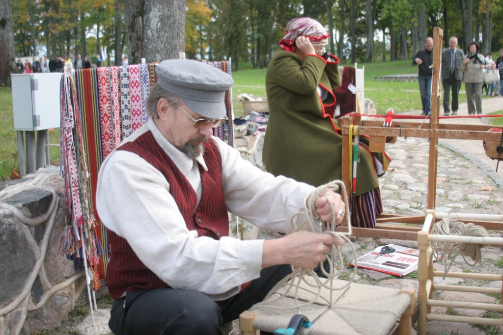 Svētku pasākumu laikā būs iespēja gan darboties radošajās darbnīcās, gan vērot, kā darbojas amatnieki, gan arī iegādāties kādu jauku darinājumu. 
Autors:  no arhīva
