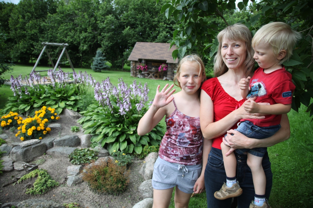 Lai pārliecinātos, cik daudz spēj paveikt ģimene ar pašu spēkiem un izdomu, ir jādodas uz Litenes pagasta „Līcīšu” mājām, kur Pededzes upes krastā saimnieko Ilze un Aivis Ūdri kopā ar meitu Līvu un pastarīti Kristeru. Aivja vecāku savulaik celtā māja un tās apkārtne šodien ir pārvērtusies līdz nepazīšanai. Ilze slavē vīru, ka viņam piemīt māksliniecisks redzējums un talants. Pie katras ēkas, pat suņu būdas, ir kokā mākslinieciski veidots uzraksts, kas, tāpat kā veco ēku atjaunošana un laukakmeņu izkārtošana, ir Aivja roku darbs.  
Autors: Gatis Bogdanovs