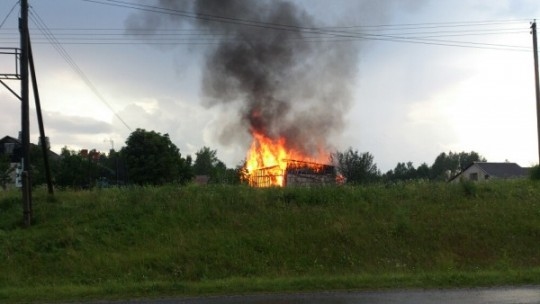 Zibens spēriena rezultātā Gaujas Rēveļos aizdegusies saimniecības ēka, kuru atsteigušies dzēst ugunsdzēsēji.
Autors: Justs Vītols (www.nra.lv)