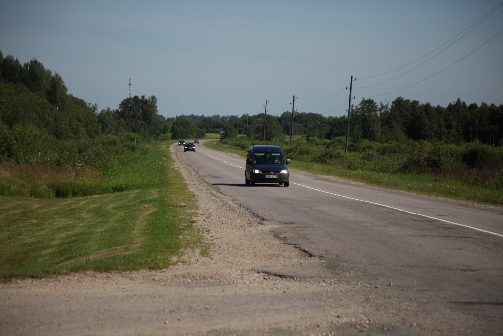 Pašvaldība izteikusi vēlmi posmā līdz Tanslavu kapiem izbūvēt gājēju un velosipēdistu celiņu, tādējādi nodrošinot šiem satiksmes dalībniekiem drošāku pārvietošanos. 
Autors: Gatis Bogdanovs