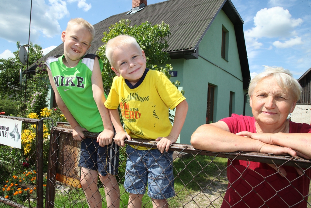 Mīļas attiecības. Tās Ausmai Teicei ir raksturīgas gan ar mazbērniem Tomu un Kārli, gan pārējo saimi. 
Autors: Gatis Bogdanovs