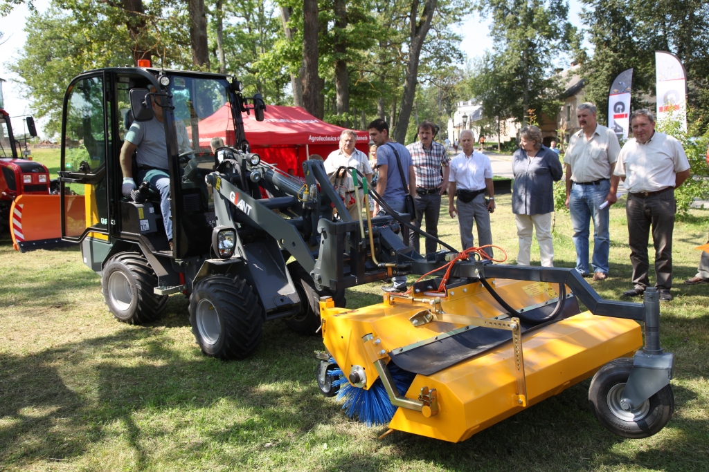 Drīzumā Gulbenes pilsētas ielās un parkos rosīsies jauns traktors, kas iegādāts Gulbenes labiekārtošanas iestādes vajadzībām.
Autors: Gatis Bogdanovs