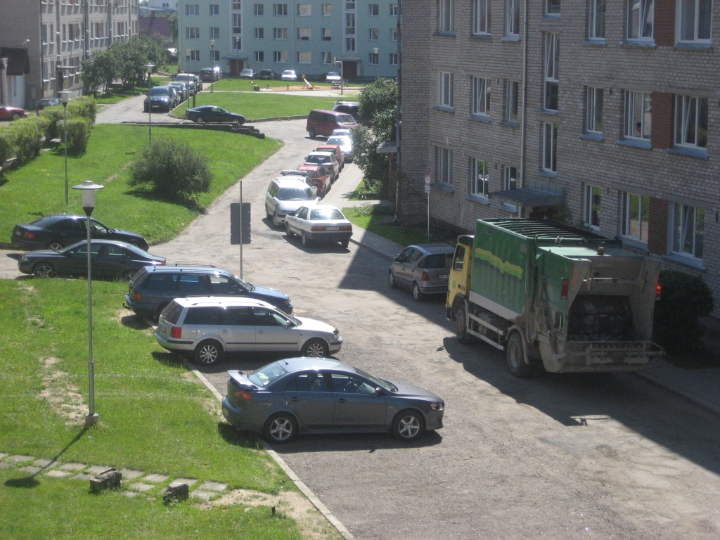 Piektdien, 25.jūlijā, pusdienlaikā Gulbenē, Skolas ielas masīvā, novēroju kā uz minūtēm 10 bija iesprūdusi atkritumu izvešanas automašīna. Ar skaņas signāliem tās vadītājs centās izvilināt uz ielas iedzīvotājus, cerot, ka tiks pārvietotas vieglās automašīnas. 
Autors: Diāna Odumiņa