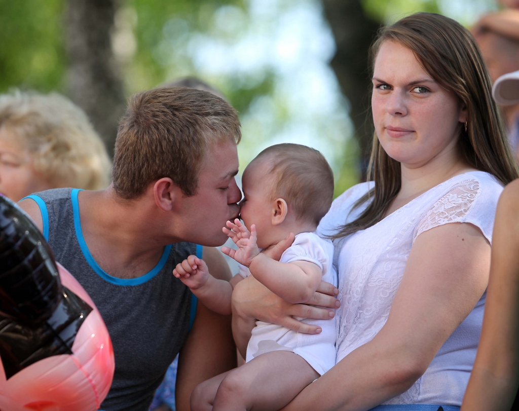 Bērnu rīts šogad pulcēja 67 mazuļus. Starp viņiem bija arī mazā Stefānija Goroščaka, kura dzimusi pagājušā gada 29.decembrī un šodien viņai paliek septiņi mēneši. Māmiņa Lelde Dreimane stāsta, ka meitiņu abi ar tēti Romanu Goroščaku esot ļoti gaidījuši. Jaunajiem vecākiem mazulīte ir īsta Ziemassvētku un Jaungada dāvana. „ Pēc rakstura Stefānija vairāk līdzinās tētim. Man šķiet, ka viņa būs ar stingru raksturu. Meitiņa ir ārkārtīgi mierīga un jau kopš dzimšanas ļauj arī man un tētim izgulēties,” stāsta Lelde. 
Autors: Gatis Bogdanovs