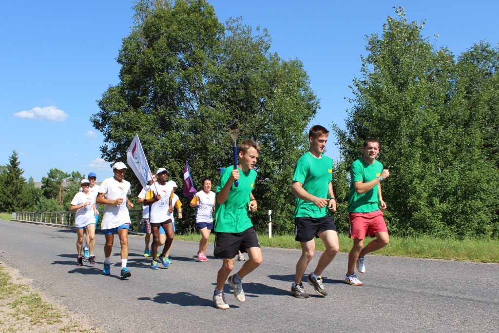 Rancēniesši Miera skrējiena dalībniekus sagaidīja Ūdrupē un pavadīja līdz Jaunpiebalgas novada robežai. Visi jutās saviļņoti, nesot lāpu un kļūstot par skrējiena dalībniekiem. 
Autors: Una Gaile