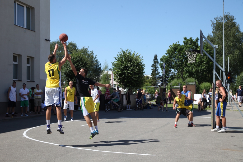 “Ghetto Basket” vecākajā grupā uzvaru izcīnīja komanda “Gulbenes Gulbji”. 
Autors: Evita Brokāne