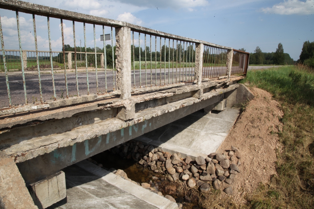 Mūsu novada teritorijā sakārtos trīs tiltus – Pededzes, Apkārtupītes (attēlā) un Sitas tiltu. 
Autors: Gatis Bogdanovs