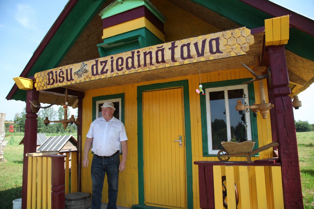 Bites ir ne tikai  čaklas medus vācējas, bet arī lieliskas dziednieces. Par to līdzšinējā mūža garumā ir pārliecinājies arī biškopis Armunds Galviņš no Jaungulbenes pagasta „Niedrēm”. Viņš pats savām rokām ir uzbūvējis un iekārtojis unikālu bišu dziedinātavu, kas ir otrā Latvijā, bet Gulbenes novadā vienīgā. Biškopis stāsta, ka doma par šādas dziedinātavas ierīkošanu radusies, uzzinot, ka bites kā profesionālas dziedinātājas izmanto Ukrainā. „Izrādās, ka  uzlabot veselību palīdz gulēšana uz bišu stropiem, tāpēc vienu telpu ierīkoju tā, ka tai apakšā ir deviņi bišu stropi, bet virspusē ir telpa gulēšanai. Ja gulētājs vēlas, viņš var apsegties vai gulēt uz propolisa sedziņas,” stāsta dziedinātavas saimnieks. 
Autors: Gatis Bogdanovs
