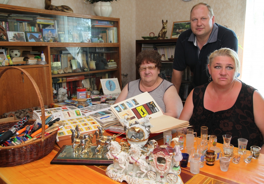 Stāmereniete Dagmāra Pole kopā ar dēlu Ilmāru, kurš strādā Beļģijā, un meitu Inesi, kura dzīvo un strādā Liepājā, vēl piepulcējot meitu Anitu (nav attēlā), kas izveidojusi savu saimniecību Smiltenes novadā, varētu iekārtot savu dažādo kolekciju izstādi, kas tapusi daudzu gadu garumā. Tajā būtu pildspalvas, glāzītes, sērkociņu kastīšu etiķetes, kā arī zirgi. 
Autors: Gatis Bogdanovs