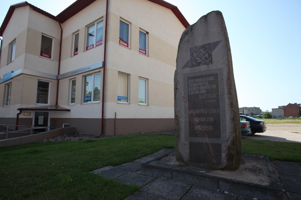 Ābeļu ielā pie čekas nomocīto piemiņas zīmes, kuras apkārtne ir sakopta, puķes nezied, bet nevienam nav liegts tur novietot ziedus. 
Autors: Gatis Bogdanovs