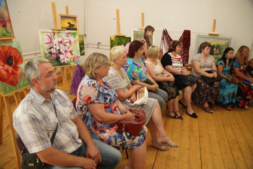 Novada lietišķās mākslas un amatniecības meistari ne tikai priecājās par Novada svētkiem veltītās izstādes „Veltījums” darbu daudzveidību un krāšņumu, bet sprieda arī par turpmākajām aktivitātēm. 
Autors: Gatis Bogdanovs