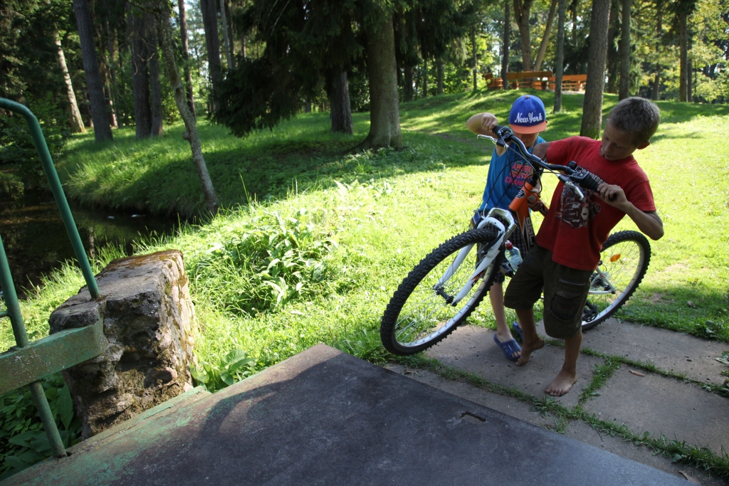 Arī riteņbraucējiem nākas nopūlēties, lai uzbrauktu uz tiltiņa, kas ved uz saliņu Spārītes parkā. Diemžēl atkal kāds ir nozadzis metāla plāksnes. Tas tur notiek bieži. 	
Autors: Gatis Bogdanovs