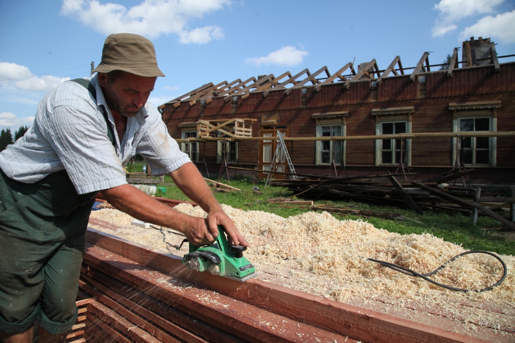 SIA “RCI-Gulbene” strādniekiem nav viegli izturēt lielo karstumu, bet Kalnienas stacijas vēsturiskā ēka nevar būt bez jumta, tāpēc strādnieks Valdis Dricka par spīti svelmei turpina ēvelēšanas darbus. 
Autors: Gatis Bogdanovs