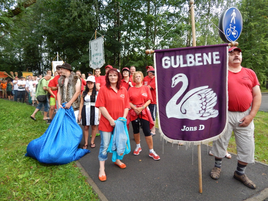 Gulbenes mednieku komanda “Jons D” pirms svinīgā gājiena, kurā piedalījās 67 komandas. 
Autors: no privātā arhīva