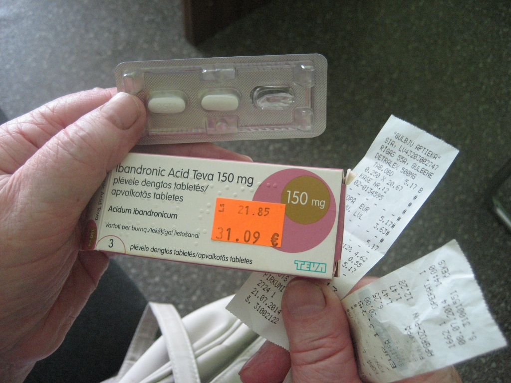 Jūlijā nopirkto zāļu paciņai jau augustā beidzas derīguma termiņš. Paciente Anna jūtas pazemota, kaut arī pilna maksa par šo medikamentu viņai nebija jāmaksā. Kā hroniskai pacientei valsts viņas vietā maksā pusi zāļu vērtības. 
Autors: Diāna Odumiņa