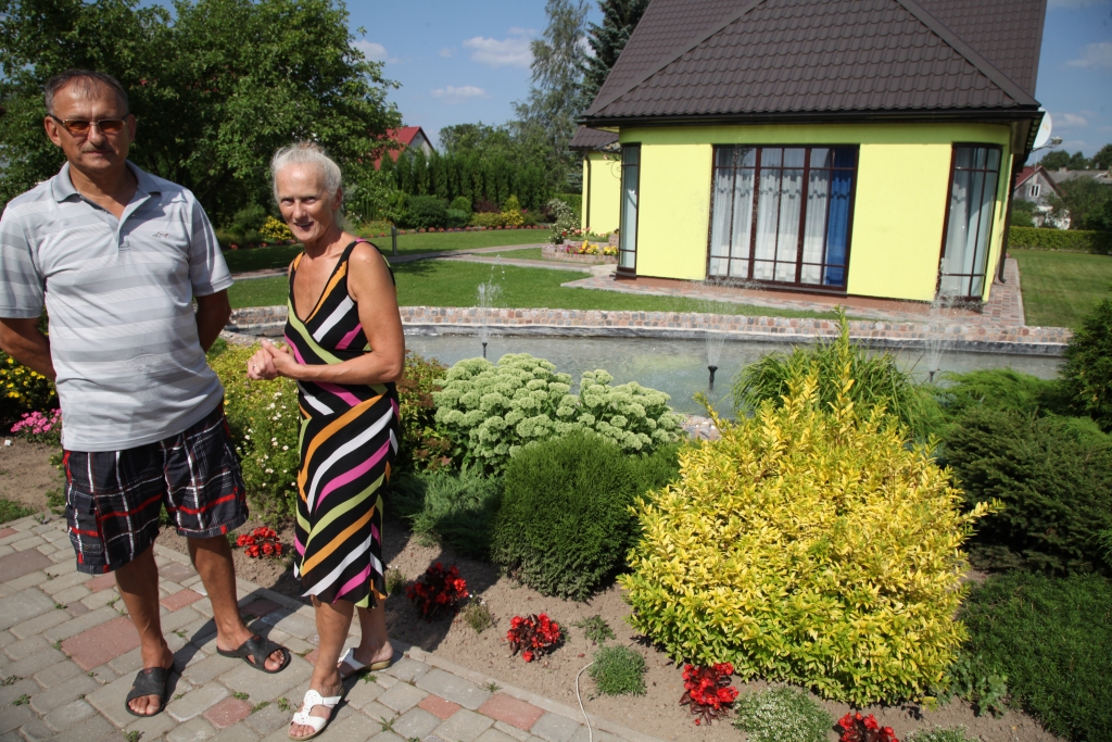 Litenieši Marita un Vitālijs Platie, kuri dzīvo Ozolu ielā 9, savu mājvietu iekārto tā, lai tā patiktu gan pašiem, gan viesiem. „Mums patīk, ja viss ir sakopts, ja katrai lietai sava vieta, jo mēs mīlam lietu kārtību. Ideju ir tik daudz, ka to piepildīšanai sāk pietrūkt vietas, tāpēc ik pa laikam arī kaut ko izmainām. Lai gan es esmu galvenā puķu stādītāja un kopēja, arī Vitālijam tās patīk. Nav tā, ka ar visu jātiek galā tikai pašu spēkiem. Arī bērni daudz palīdz, tāpēc esam kā viena komanda,” saka Marita.
Autors: Gatis Bogdanovs