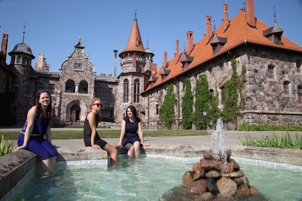 Cesvaines pilī šovasar nedēļu norisinājās Latvijas vokālās mākslas vasaras laboratorija, kur sastopam trīs vokālistes: Elizabeti, Kati un Ievu, kuras atbraukušas no Valkas, Rīgas un Bauskas. 
Autors: Gatis Bogdanovs