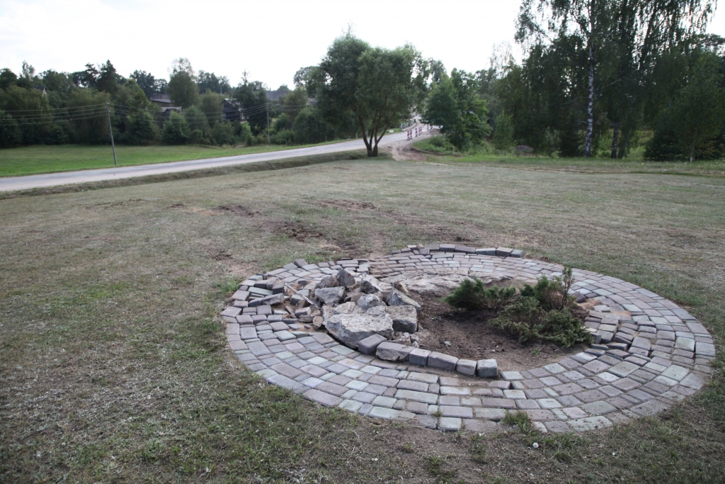 Ceļrāža vietā, kas tika atklāts kalnā pie Tirzas upes pagājušā gada vasarā, kad Lejasciema pagasts svinēja 140 gadu jubileju, šobrīd ir redzams tikai sabojāts bruģis un riepu nospiedumi, ko atstājusi vandaļu automašīna. 
Autors: Gatis Bogdanovs  