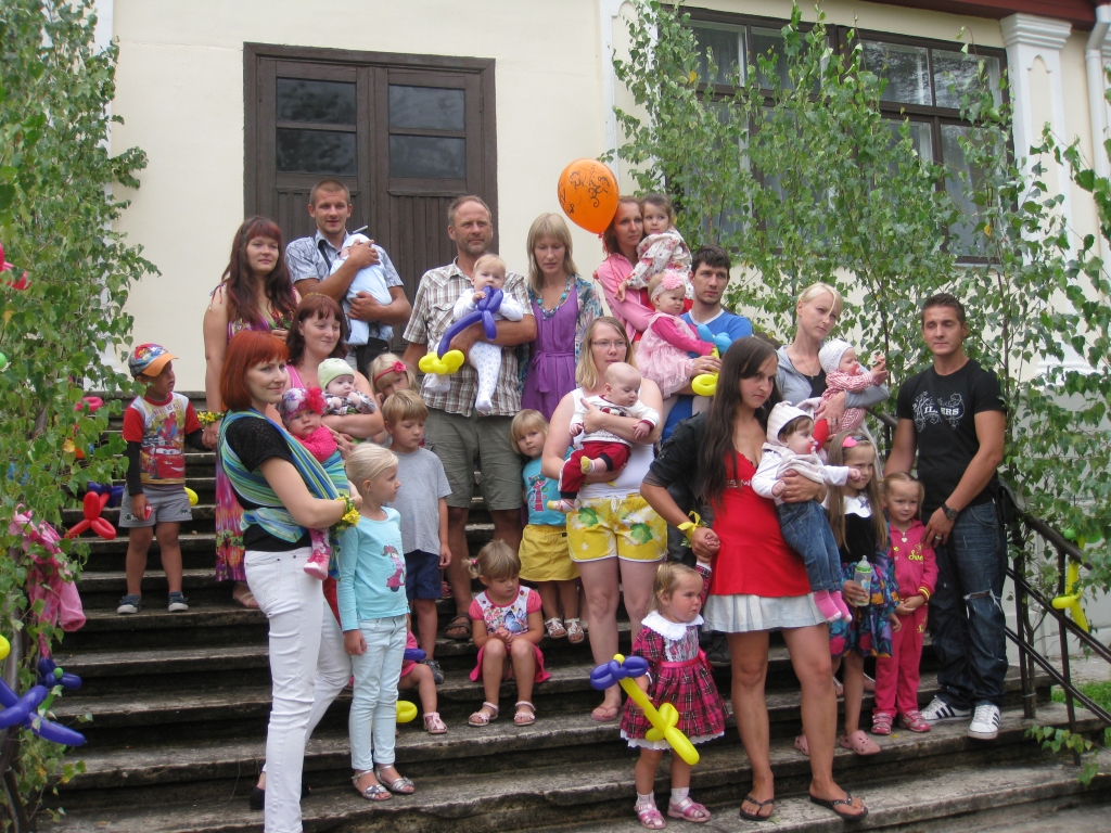 Bebīšu parāde! No Lizuma pagastmājas uz vidusskolu svinīgā gājienā dodas jaunās ģimenes ar saviem mazajiem lizumniešiem, kas dzimuši laikā no iepriekšējiem Pagasta svētkiem līdz šiem. Skatītāji sajūsminās un brīnās, ka Lizums ir tik bagāts ar jaundzimušajiem. Sumināti tiek desmit pagājušajā un desmit šajā gadā dzimušie mazuļi, kuri kopā ar vecākiem aicināti uz svētkiem. Daži nav ieradušies, tostarp dvīnīši – brālītis un māsiņa -, jo laika apstākļi nav tie labākie. Bērniņiem pagasta pārvalde dāvina katram simbolisku Lizuma piemiņas medaļu, māmiņām ap roku sien dzīvu ziedu aproci.	
Autors:  Diāna Odumiņa