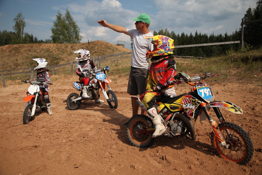 Augusts Justs mazajiem motosportistiem trasē parāda dažādus elementus. Viņš saka, ka ar puišiem strādā, balstoties uz savām zināšanām un pieredzi. 	
Autors:  Gatis Bogdanovs