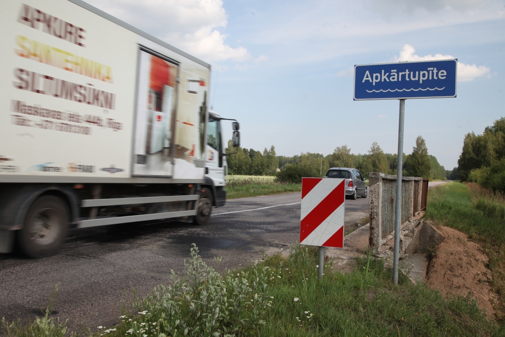 Mūsu novada teritorijā sakārtos trīs tiltus – Pededzes, Apkārtupītes (attēlā) un Sitas tiltu.
Autors: Gatis Bogdanovs