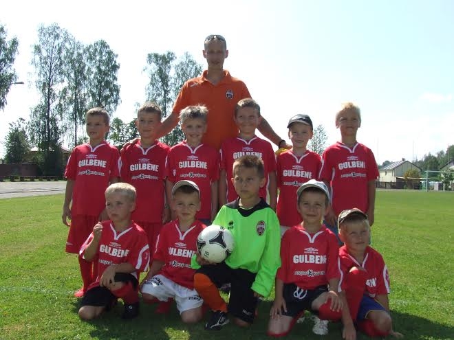 Gulbenes U-6 grupas komanda ar treneri Raiti Šoļinu.
Autors: no personiskā arhīva