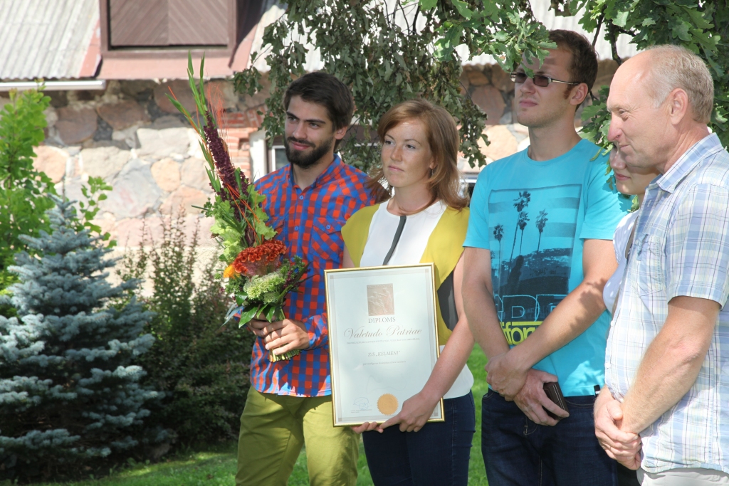 Savā pagalmā zem ozola balvu nominācijā “Veselīga uztura ražotājs” saņem zemnieku saimniecības “Ķelmēni” īpašnieks Juris Paulovičs (no labās), viņa bērni Mārtiņš un Rūta, kā arī viņu sirdsdraugi Ieva un Raitis.
Autors: Inese Indzere