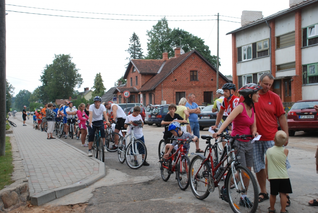 Ļoti garā dalībnieku rinda, gaidot savu startu galvenajā - 10 kilometru – distancē. 
Autors:  Dzintra Raga
