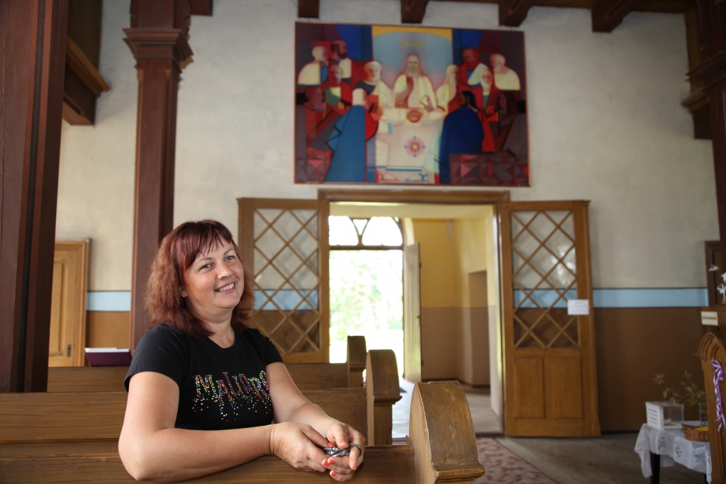 “Paraugoties Svētā Vakarēdiena attēlojumā Pētera Postaža raksturīgajā mākslinieciskajā rokrakstā, mēs gūstam informāciju, kura domās un sajūtās tiek apstrādāta ilgākā laikā. Šo gleznu redzējušie to aizmirst nevar. Atsauksmes ir grandiozas!” saka Velēnas baznīcas draudzes vecākā Liena Vaļģe.
Autors: Pārsla Konrāde 