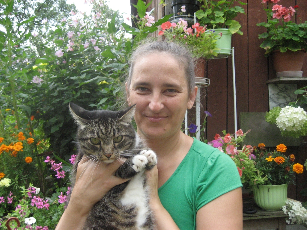 Par spīti liktenim un slimībai kaut uz mirkli ar taisnu muguru! Sarmīte saņemas un smaida. Pat kaķi notur rokās. Bet pēc dažām minūtēm jau atkal viņa strauji saliecas uz priekšu: sievietes mugura vienkārši sabrūk.
Autors: Diāna Odumiņa