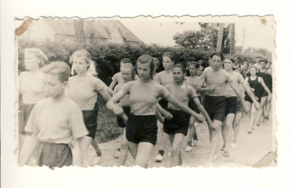 Druvienas septiņgadīgās skolas komanda Gaujienas rajona skolu spartakiādē. 1956.gada jūnijs, Jaunpiebalga. 	
Autors: no personiskā arhīva