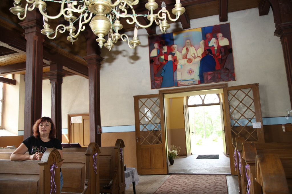 “Paraugoties Svētā Vakarēdiena attēlojumā Pētera Postaža raksturīgajā mākslinieciskajā rokrakstā, mēs gūstam informāciju, kura domās un sajūtās tiek apstrādāta ilgākā laikā. Šo gleznu redzējušie to aizmirst nevar. Atsauksmes ir grandiozas!” saka Velēnas baznīcas draudzes vecākā Liena Vaļģe.
Autors: Pārsla Konrāde