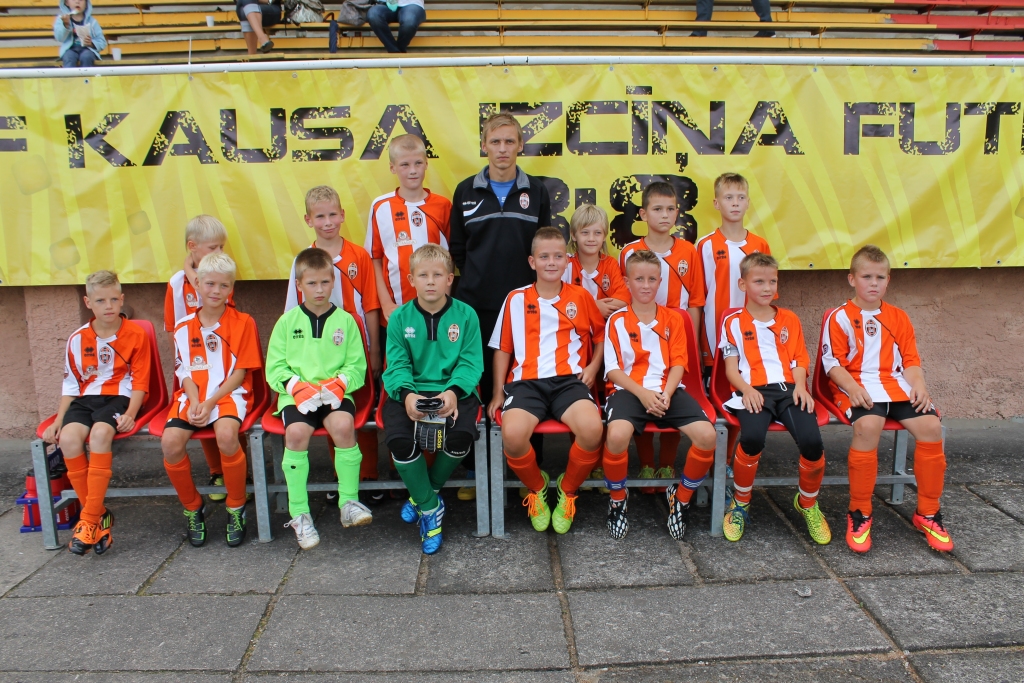 Gulbenes U-10 grupas komanda un viņu treneris Dainis Tašiņš.
Autors: no personiskā arhīva