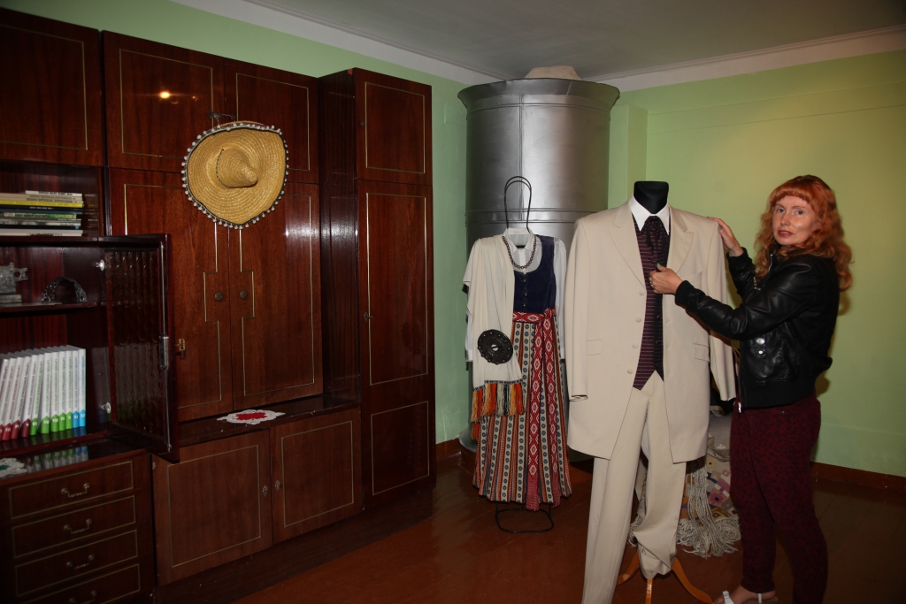 “Ekspozīcijā būs apskatāmi tērpi, apbalvojumi, koru karogi, Imanta Kokara mēbeles, kā arī plašs informatīvais materiāls, kas apkopots stendos un vitrīnās,” atklāj Laila Ķiploka. 
Autors: Evita Brokāne