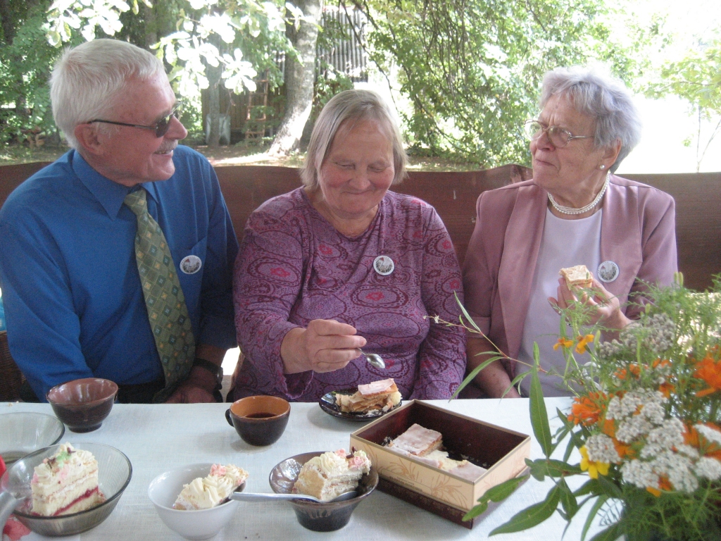No sešiem klasesbiedriem palikuši trīs, un visi ir salidojumā! 1952.gada absolventi Valdis Sakārnis (no kreisās), Austra Lūsīte, dzimusi Garšķe, un Faina Sproģe, dzimusi Ļipčanska. 
Autors: Diāna Odumiņa