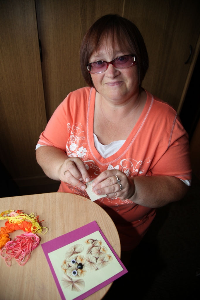 „Mans vaļasprieks prasa ārkārtīgi lielu pacietību un precizitāti. Dažkārt pat nākas iztēloties, kāds izskatīsies zīmējums, jo sadurstīto punktiņu jūrā var apjukt. Kad es ļaujos izšūšanai, tad viss, kas ir ap mani, tiek pakļauts šim azartam,” saka rancēniete Aelita Medejse. 	
Autors: Evita Brokāne 