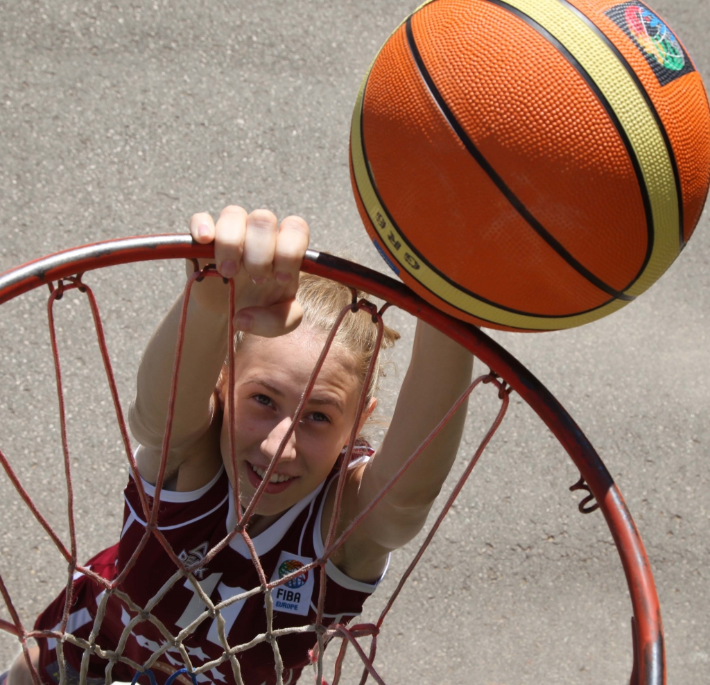 “No šī turnīra man visvairāk noteikti paliks atmiņā spēle pret Franciju, jo tajā emocijas tiešām bija ļoti sakāpinātas, cīņa notika par katru punktu,” saka Kristīne Sprudzāne.
Autors: no personiskā albuma