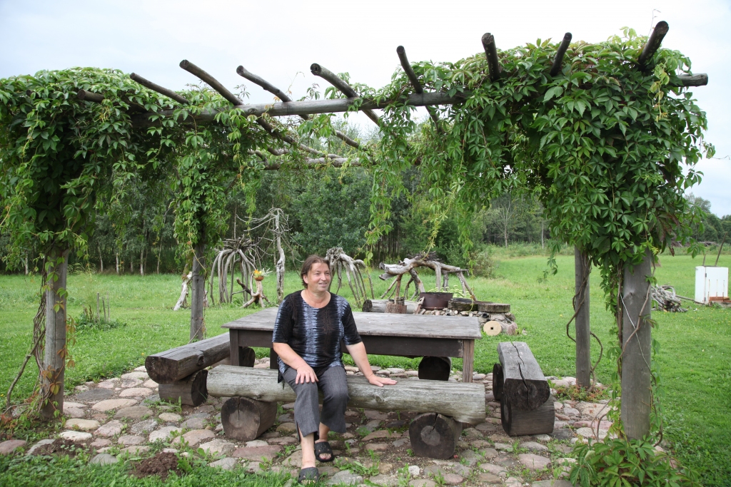 Sarmīte Vilne atzīst, ka ikdienā pie lielā koka galda apsēžoties reti. To esot iecienījuši bērni un mazbērni, kuri atbrauc ciemos no Īrijas.
Autors: Evita Brokāne