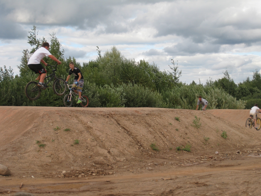 Lai arī norit vēl BMX trases būvniecības darbi, bērni jau tagad to izmēģina. Par to otrdienas vakarā pārliecinājās arī “Dzirkstele”. Trasē bija vairāk nekā desmit bērnu un jauniešu.
Autors: Inita Savicka