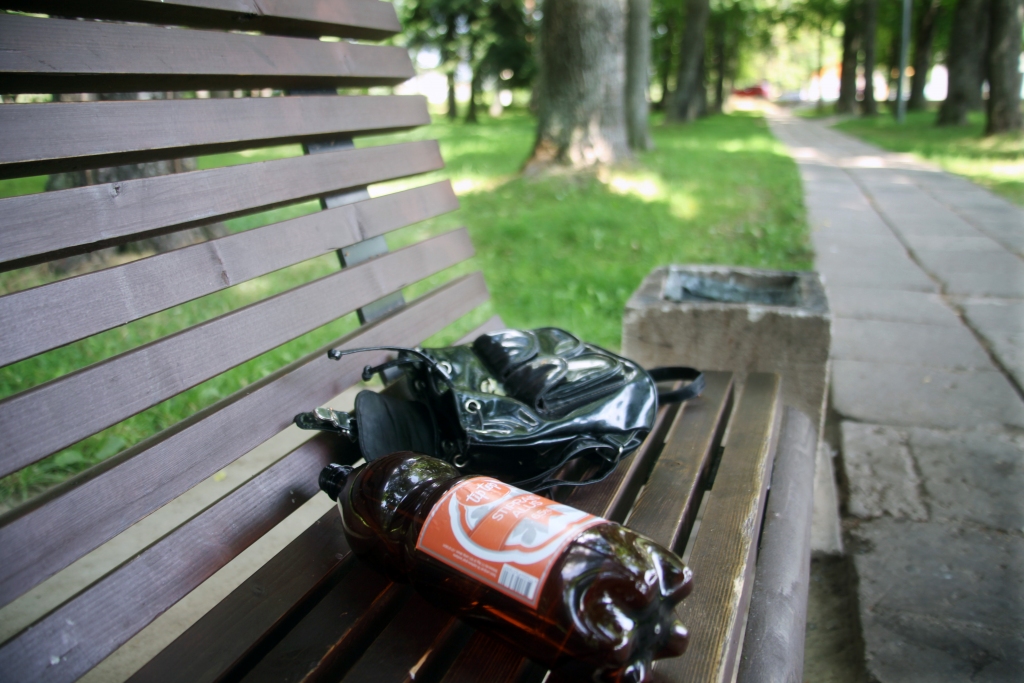 Brīdina un aicina nelietot alkoholu sabiedriskās vietās, tostarp parkos. Gulbenieši novērojuši, ka novada pašvaldības policija patrulē pilsētā un uzrunā tos, kuri sēž uz soliņiem ar alkohola pudelēm. 
Autors: no “Dzirksteles” arhīva