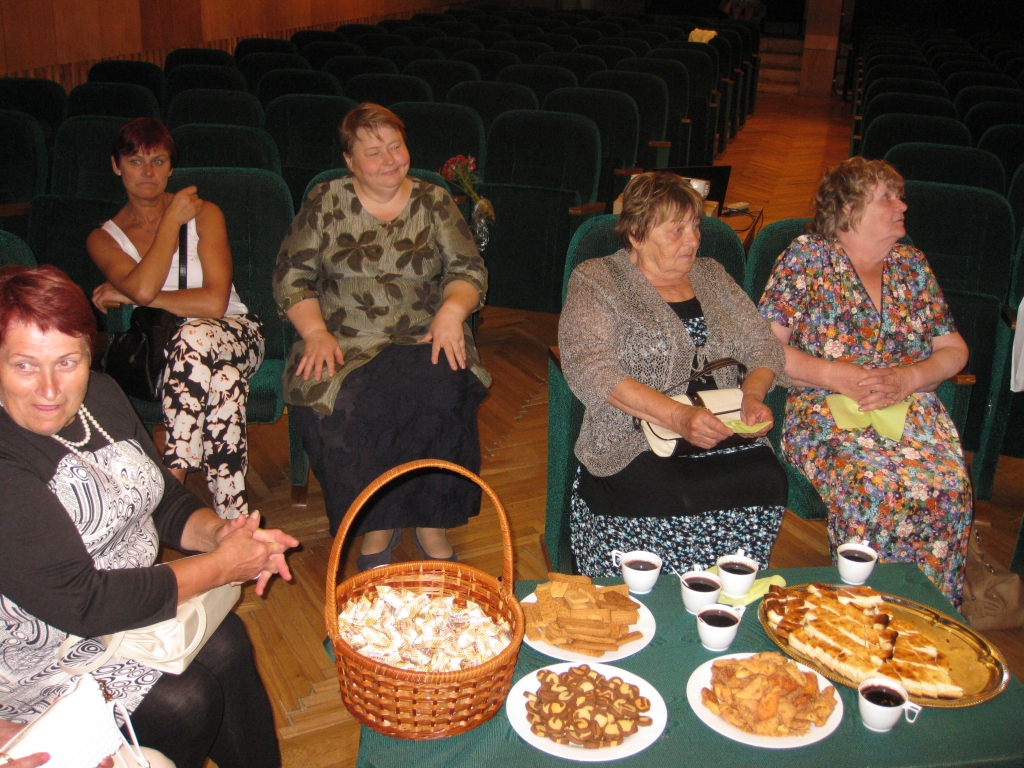 Sarunā iesaistās arī Velta Monika Muižniece (no kreisās) – bijušā veikala “Jogurtiņš” vadītāja, vēlāk Lizuma vidusskolas virtuves vadītāja, Sarmīte Dreimane – agrāk strādāja kolhozā “Spars”, tagad dzīvo un strādā ārzemēs, Agra Maulāne – bijusī Lizuma kultūras nama mākslinieciskās daļas vadītāja, tagad floristikas meistare, strādā ziedu salonā “Ansis” Rīgā, Rita Viļuma – pensionāre, liela rokdarbniece un ogotāja,  Dzidra Ozola - bijusī kolhoza “Spars” priekšsēdētāja. 
Autors: Diāna Odumiņa